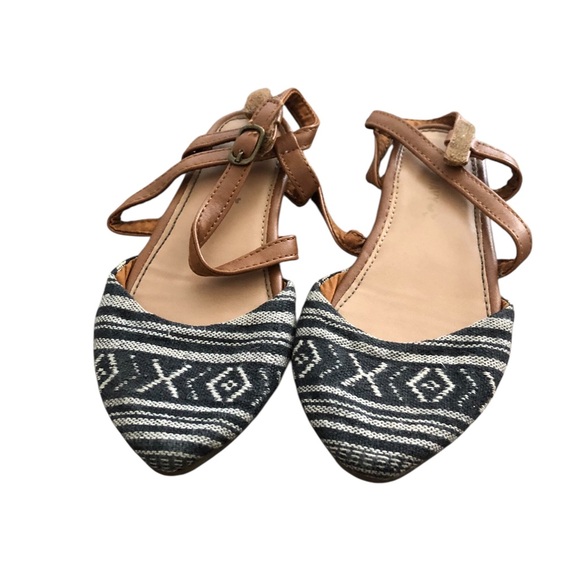 Old Navy Size 10 Tribal Stylish Black and Tan Criss Cross Strappy Sandals - Picture 1 of 6